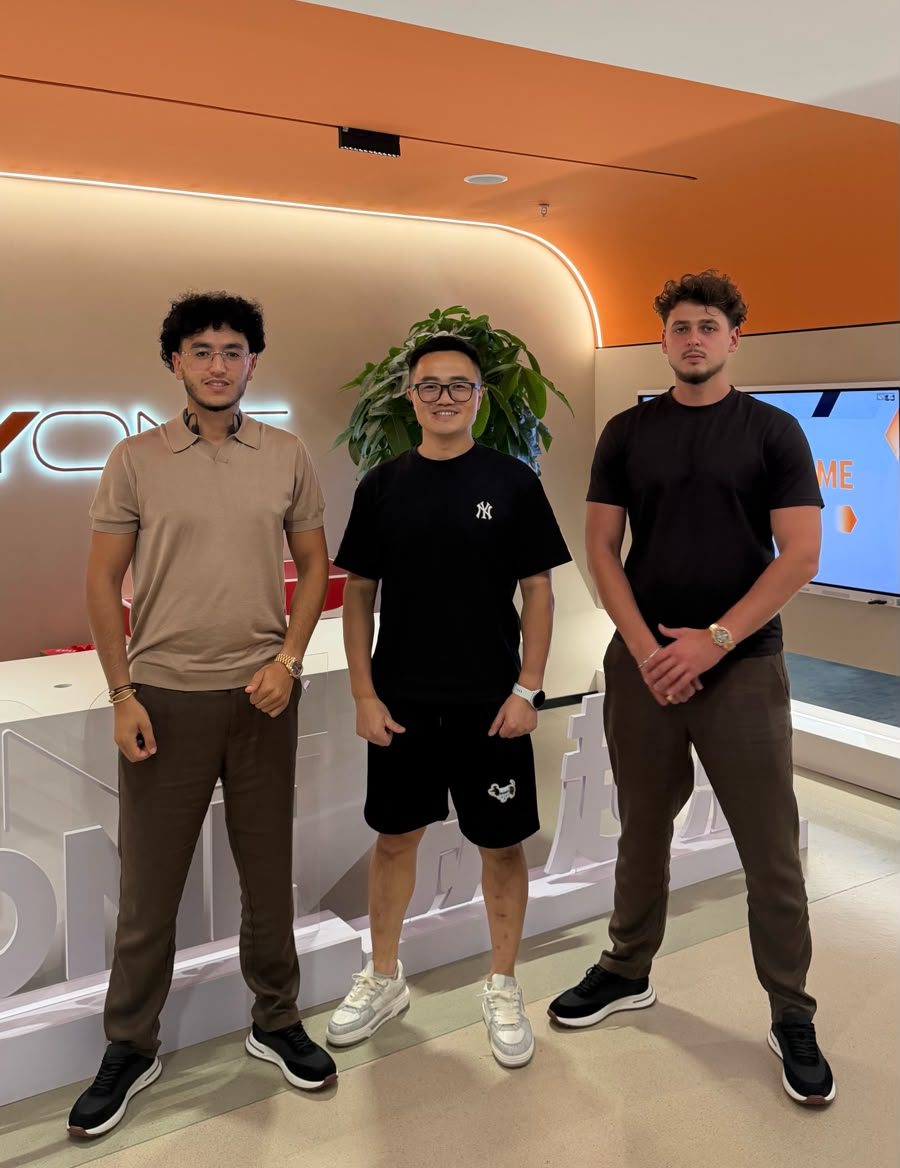 Twee compagnons van ScaleBusiness samen met Henry, CEO van DayOne, in het fulfillmentcentrum in China
